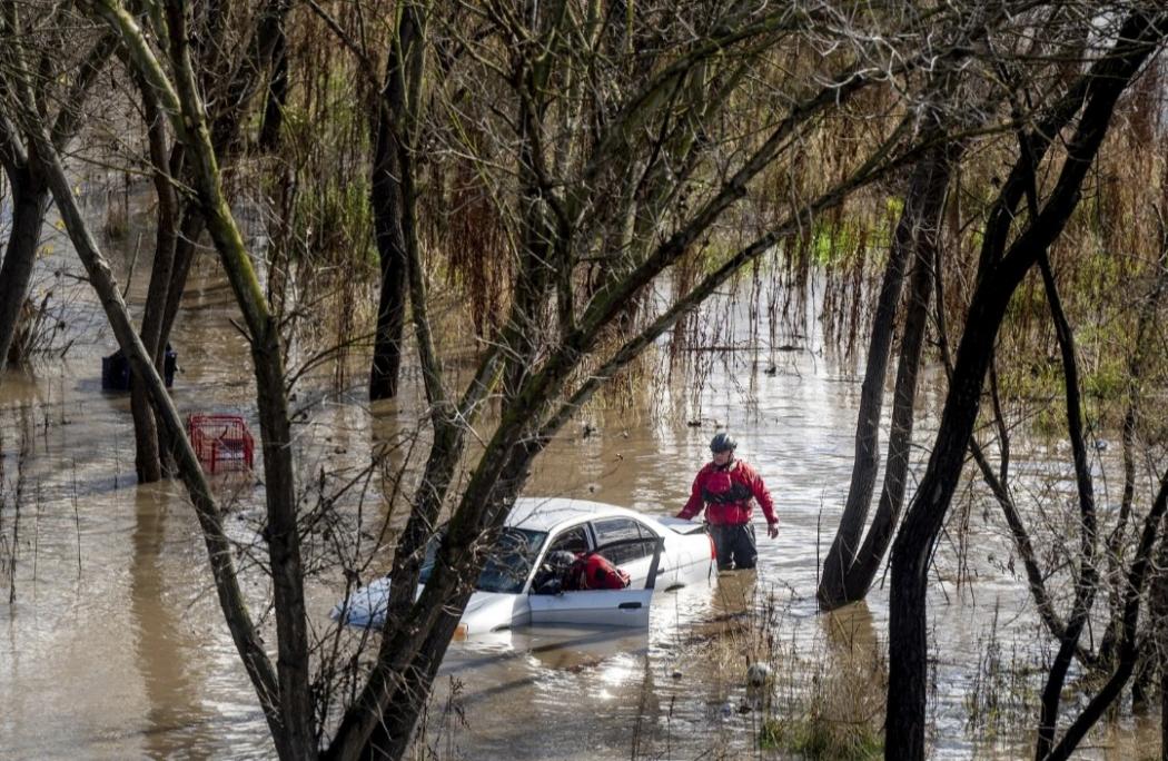 Dramatis, Pria dan Anjingnya Selamat dari Banjir Besar Los Angeles dengan Bantuan Helikopter