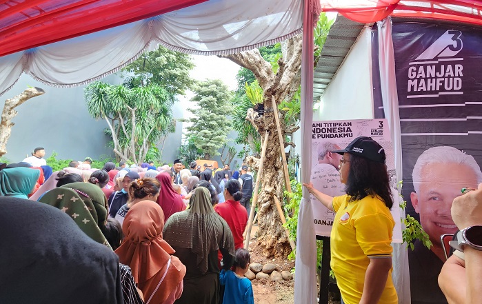 Perindo Bersama TPN Ganjar - Mahfud Gelar Bazar Sembako Murah dan Berikan Asuransi di Jakbar