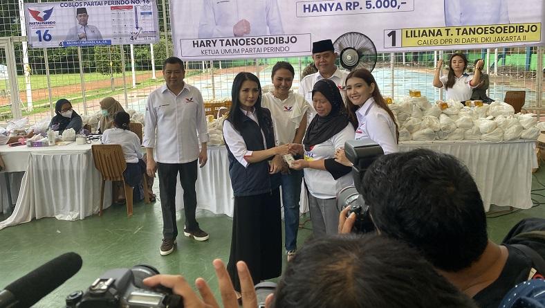 Hadiri Bazar Murah, Warga Blok S Doakan Caleg Perindo Sukses