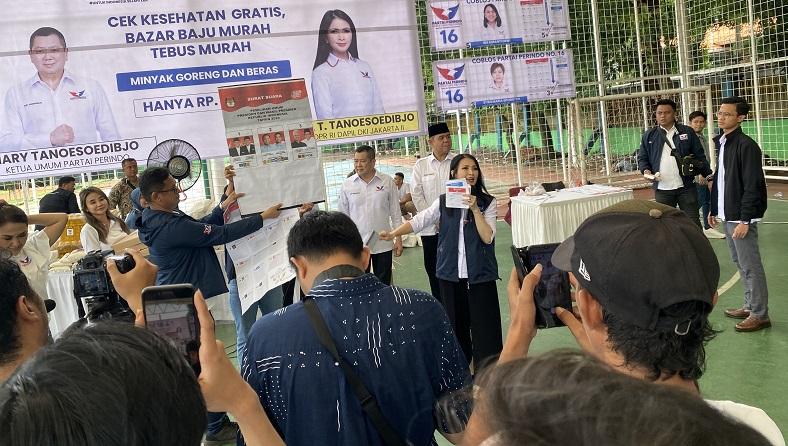HT dan Liliana Sosialisasikan Kertas Suara Pemilu di Lapangan Blok S