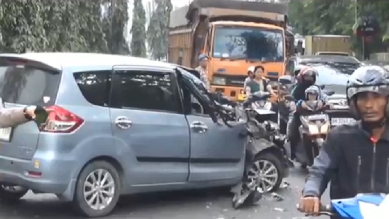 Kecelakaan Mobil Pelat B Tabrak Truk dan Motor di Deliserdang, 1 Orang Luka
