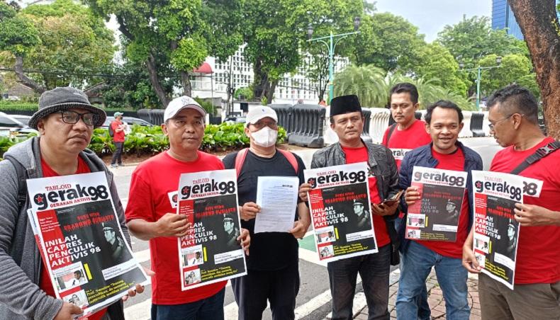 Gerak 98 Bagi-Bagi Tabloid soal Rekam Jejak Prabowo, Minta Masyarakat Sadar Fakta Pelanggaran HAM 
