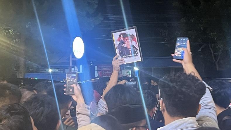 Momen Anak Muda di Yogya Berikan Lukisan ke Mahfud MD usai Acara Tabrak Prof