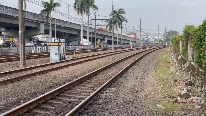 Cari Barang Bekas di Dekat Rel, Pemulung Tewas Tertabrak Kereta
