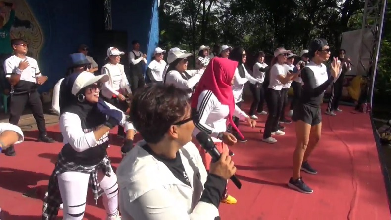 Ibu-Ibu Semangat Ikut Senam Sehat Bersama Caleg Perindo di Wisata Taman Anggur Kukulu Subang