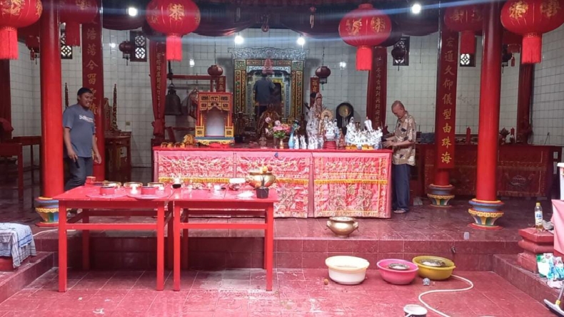 Sambut Imlek 2575, Kelenteng Kong Fuk Miau di Bangka Barat Gelar Tradisi Bersih-bersih
