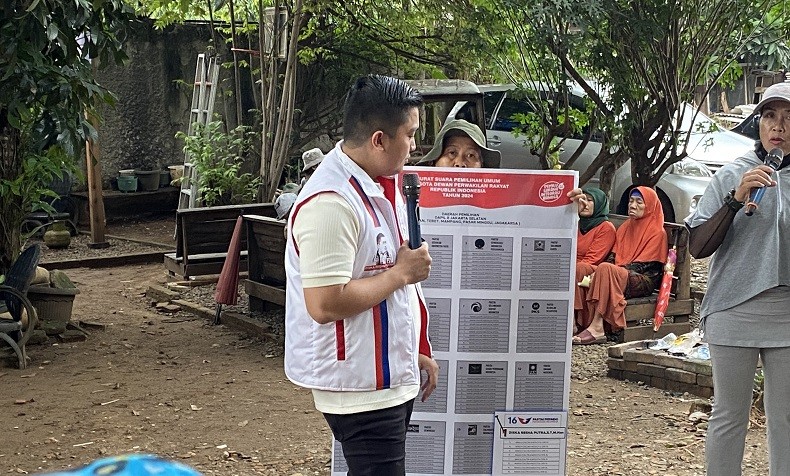 Bertemu Emak-Emak Jagakarsa, Caleg Perindo Diska Resha Putra Sosialisasikan Cara Mencoblos