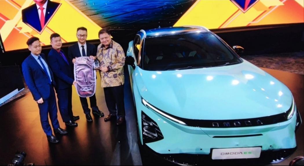 Jadi Pemilik Pertama Mobil Listrik Omoda E5, Menko Airlangga Hartarto Minta Chery Tingkatkan TKDN