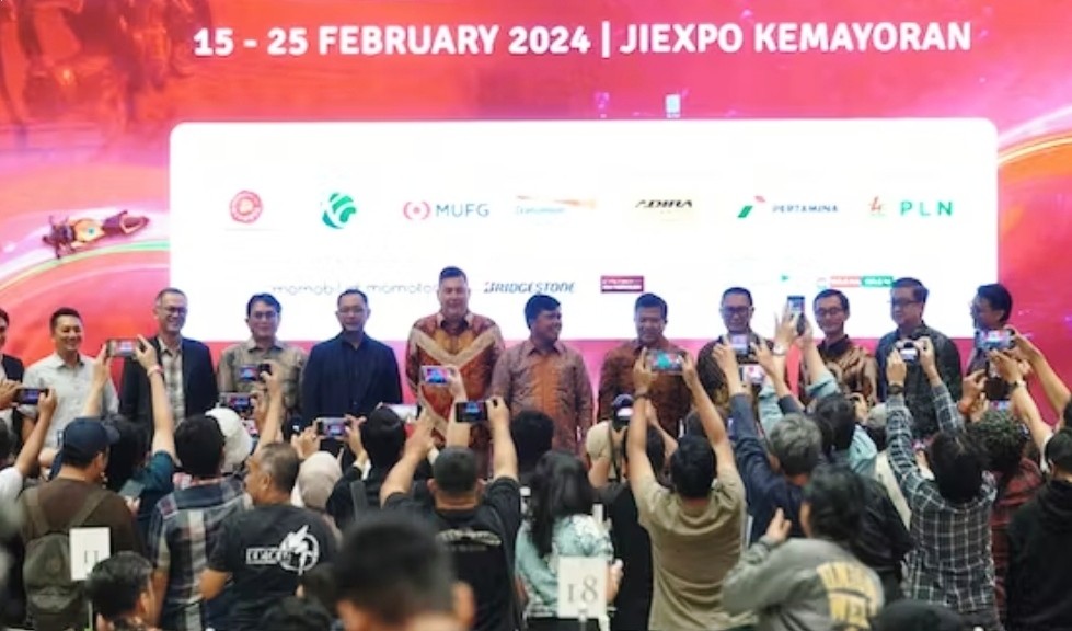 Era Kendaraan Listrik, Adira Targetkan Pembiayaaan Naik 40 Persen di IIMS 2024