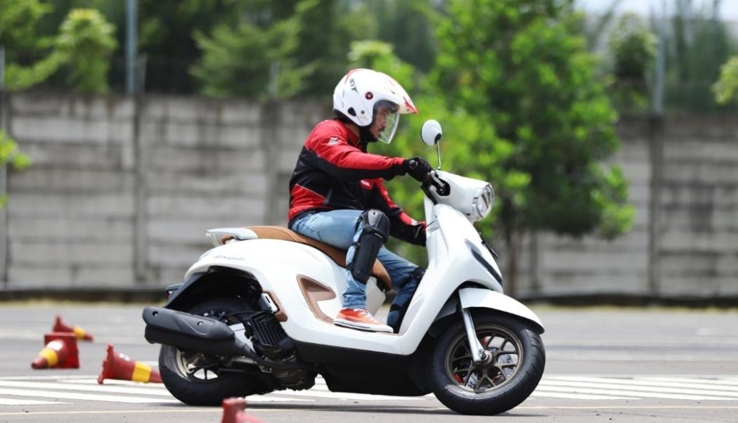 Tak Benamkan Mesin Hybrid, Honda Klaim Stylo 160 Rendah Emisi