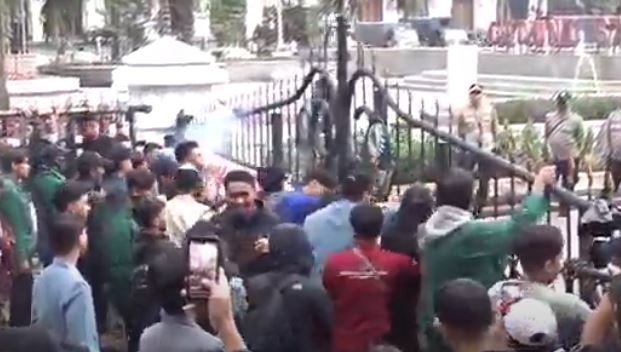 Aksi Mahasiswa Makzulkan Jokowi di Gedung Sate Memanas, Massa Dorong Pagar