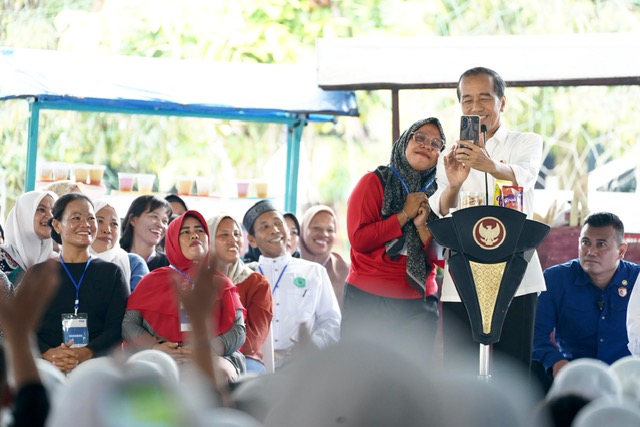 Acungkan Jempol, Presiden Jokowi Puji Produk Nasabah PNM Mekaar