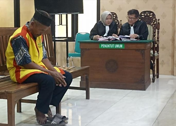 Tok! Hakim Vonis Bebas Kakek Terdakwa Pencuri Ayam Milik Kades di Bojonegoro
