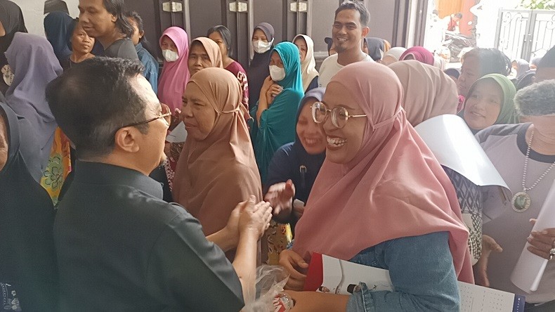 Potret Keakraban Caleg Perindo Yusuf Mansur dan Wahyu Nur Iman dengan Warga di Pasar Rebo