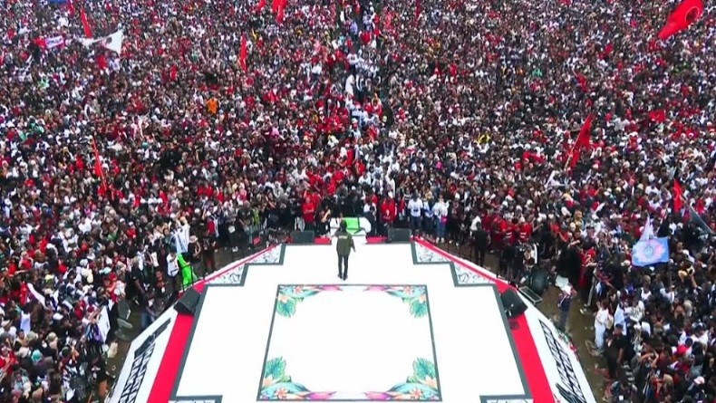 Konser Hajatan Rakyat Dibuka Penampilan Pedangdut Banyuwangi Wandra Restusiyan