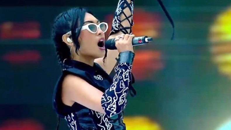 Tampil bak Rocker, Novia Bachmid Ajak Penonton Beraksi di Panggung Hajatan Rakyat Bayuwangi