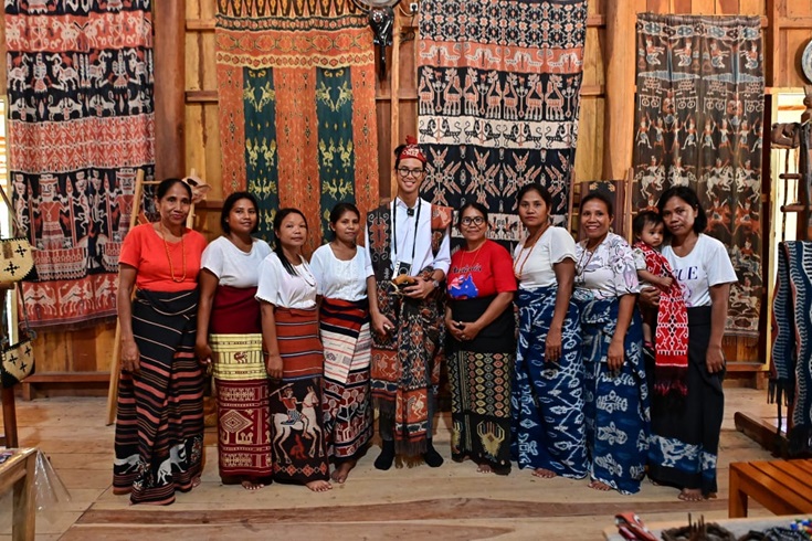 Alam Ganjar Sambangi Kampung Raja Praingu di Sumba, Diskusi soal Industri UMKM