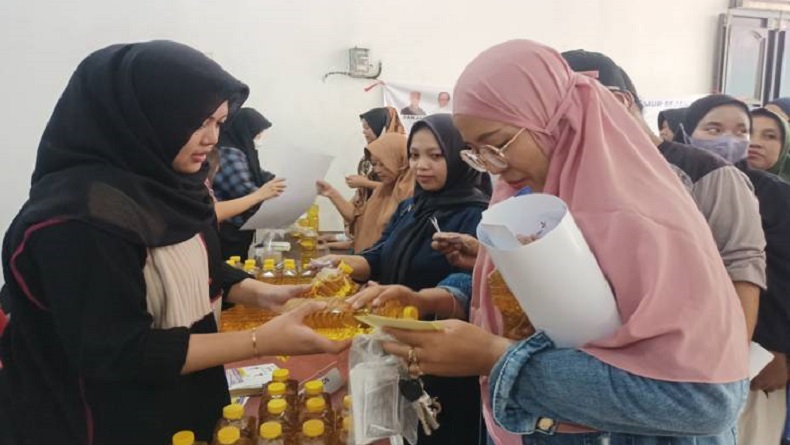 Ibu-Ibu Pasar Rebo Jaktim Senang Tebus Murah Minyak Goreng Perindo Sangat Membantu