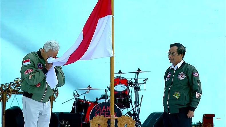 Ganjar-Mahfud Cium Bendera Merah Putih di Panggung Hajatan Rakyat Banyuwangi