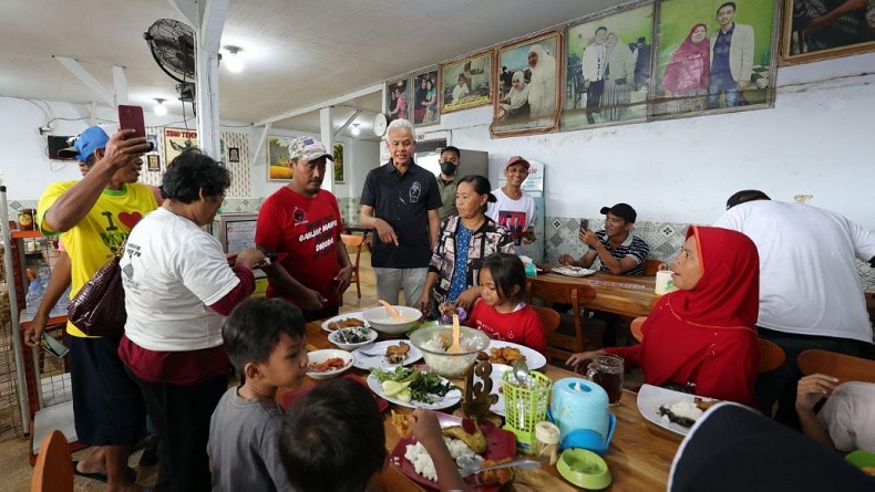 Momen Ganjar Diajak Swafoto saat Makan Siang di Banyuwangi, Langsung Traktir Warga