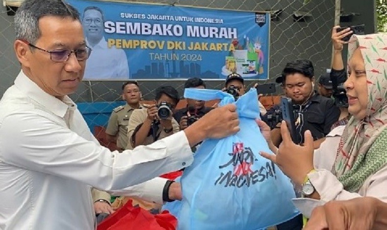 Pj Gubernur Heru Budi Bagi Bansos dengan Bungkusan Warna Biru, Langgar Netralitas?