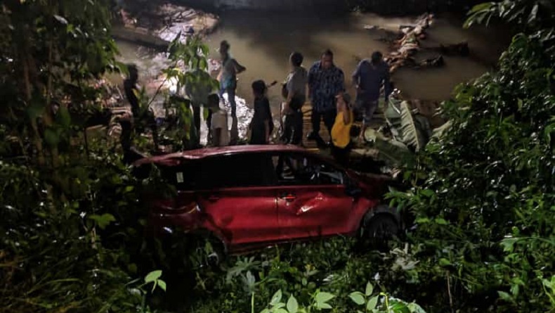 Mobil Rombongan Pengantin Terguling ke Kali di Katulampa Bogor gegara Hindari Motor