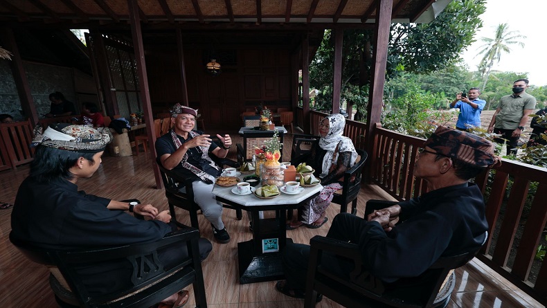 Safari Politik sambil Ngopi Bareng Suku Osing, Ganjar Komitmen Lindungi Budaya dan Masyarakat Adat