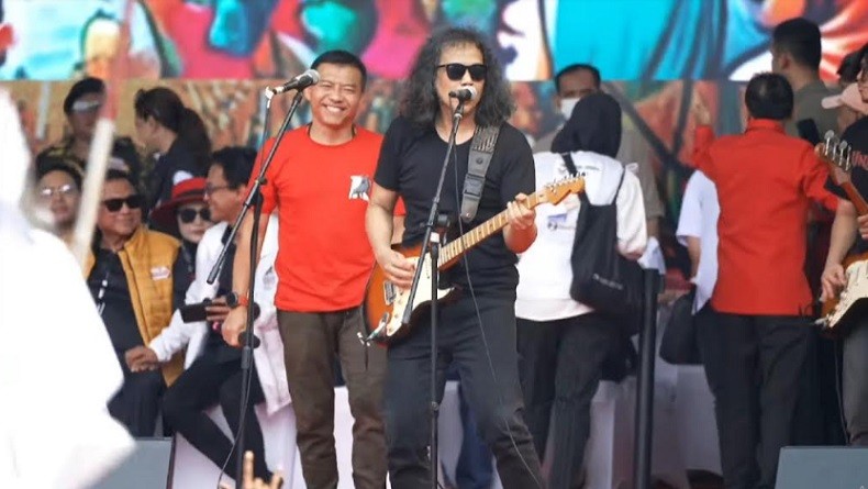 Pecah, Anang  Hermansyah Nyanyikan Bento Bareng Digo Band di Hajatan Raykat Cibinong