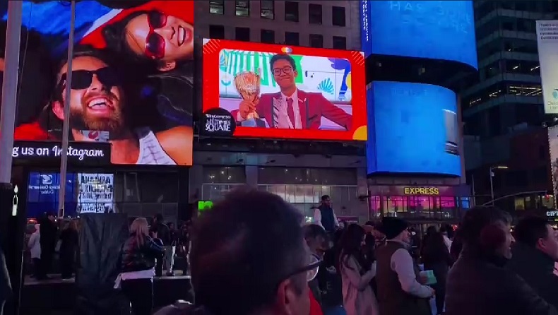 Dukung Ganjar-Mahfud, Animasi Anti-KKN Muncul di Times Square!