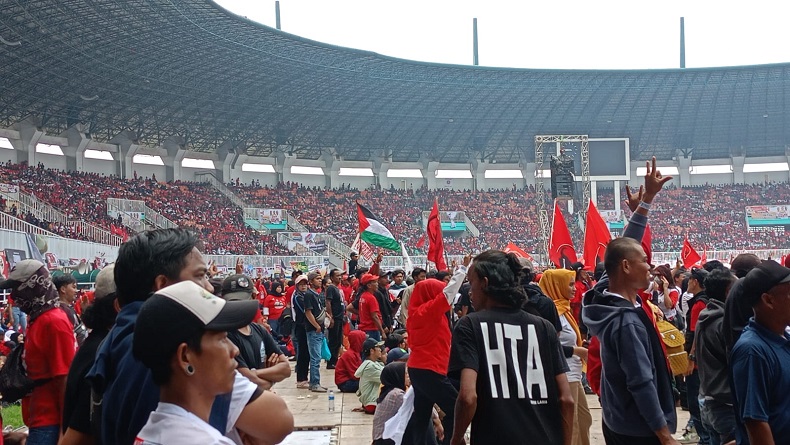 Bendera Palestina Berkibar di Tengah Hajatan Rakyat Ganjar-Mahfud di Stadion Pakansari