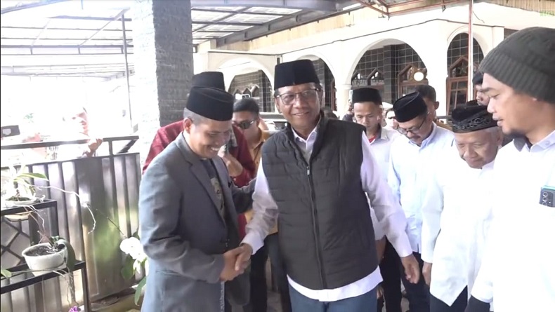 Mahfud Ziarah ke Makam Mama Ajengan Bintang Pendiri Ponpes Al-Hasaniyyah Cicurug