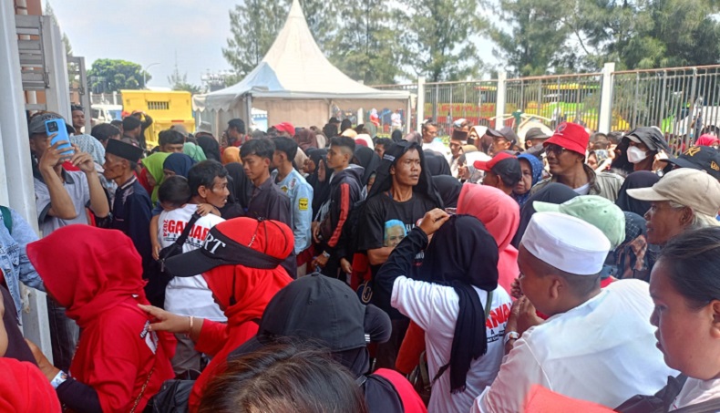 Kampanye Hajatan Rakyat, Ribuan Pendukung Ganjar-Mahfud Padati Stadion Pakansari Bogor 
