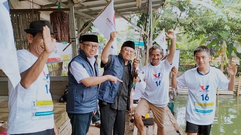 Momen Keakraban Warga Cipayung Mancing Bareng Caleg Perindo Yusuf Mansur dan Wahyu Nur Iman