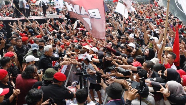 Diantar Ratusan Vespa, Ganjar-Mahfud Konvoi Keliling Kota Solo Usai Hadiri Hajatan Rakyat