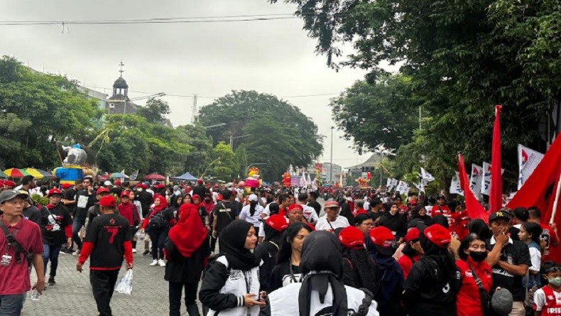 Kirab Kebudayaan Buka Hajatan Rakyat Ganjar Pranowo-Mahfud MD, Jalanan Utama Kota Solo Dipadati Massa