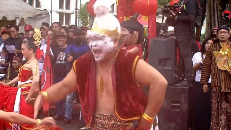 Ganjar Ajak Massa Doakan Seniman Blacius Subono yang Wafat di Hajatan Rakyat Solo