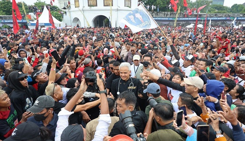 Ganjar Orasi di Depan 200.000 Pendukung: Pemimpin Harus Dengarkan Rakyat