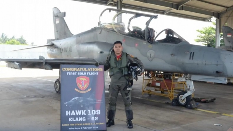 Putra asal Sintang Letda Pnb Dymas Ageng Sukses Terbang Solo Pesawat Tempur Hawk 109 