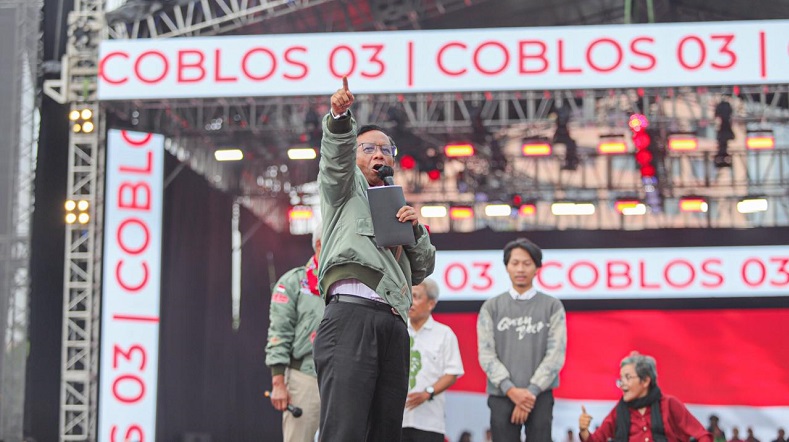 Mahfud Bacakan Maklumat di Hajatan Rakyat Semarang: Kita Tabrak Penyebab Kegelapan Demokrasi!