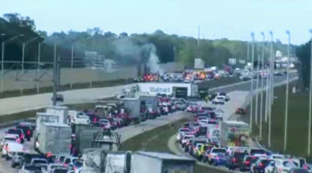 Horor! Pesawat Mendarat Darurat di Jalan Tol, Tabrak Kendaraan dan Terbakar