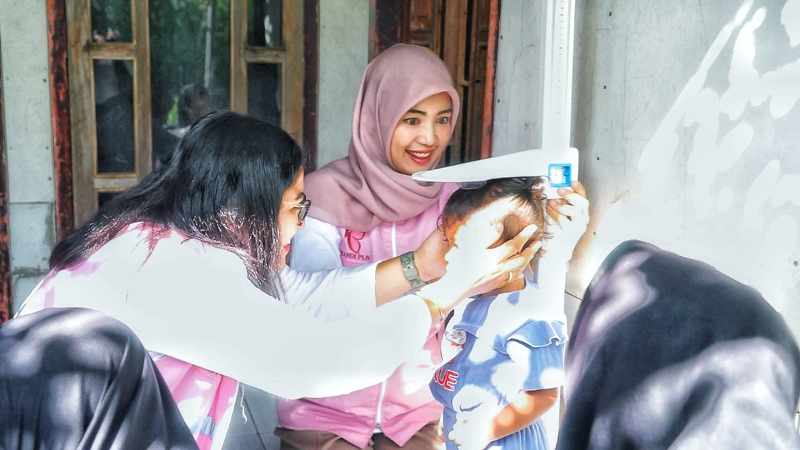 Srikandi PLN Aktif Cegah Stunting, Ratusan Anak NTB Kini Santap Makanan Bergizi