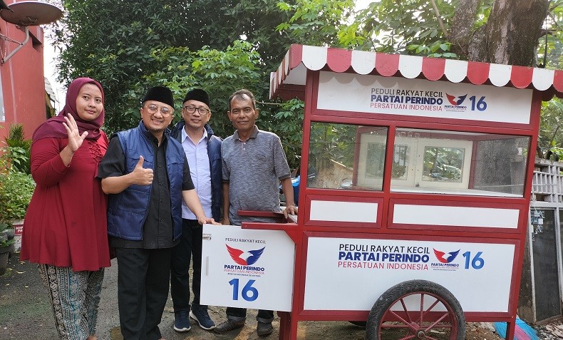 Caleg Perindo Yusuf Mansur dan Wahyu Nur Iman Bagikan Gerobak ke Warga Cipayung