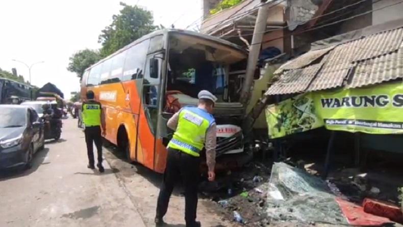 Kecelakaan di Lamongan, Bus Penuh Penumpang Tabrak Rumah dan Warung