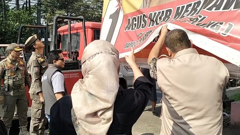 Petugas Gabungan Tertibkan Spanduk Caleg hingga Bendera Partai di Kabupaten Bekasi
