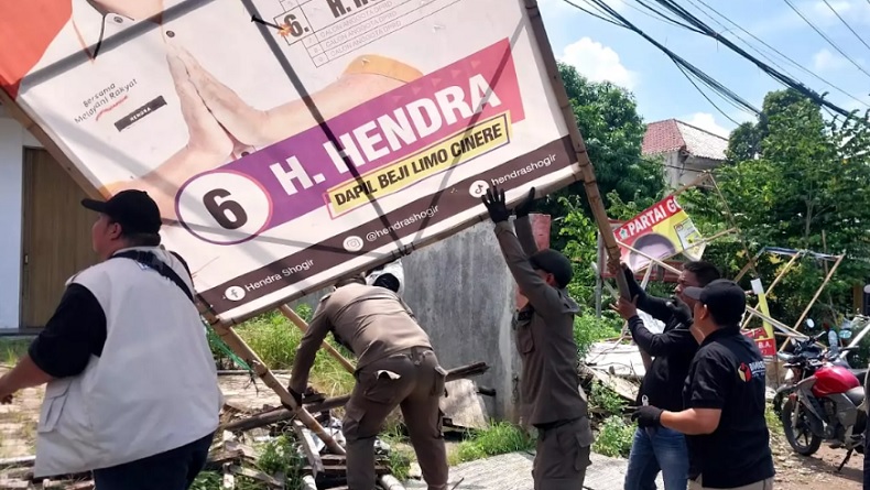 Masa Tenang, Satpol PP dan Bawaslu Tertibkan APK Pemilu 2024 di Depok