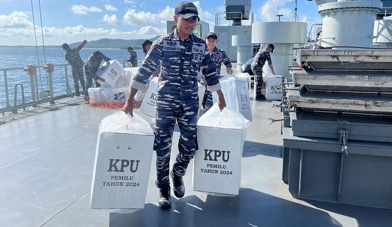 TNI AL Kerahkan Kapal Perang Distribusikan Logistik Pemilu ke  Daerah Terpencil