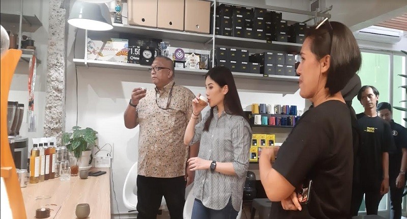 Potret Wamenparekraf Angela Tanoesoedibjo Cicipi Kopi Racikan Barista Surabaya