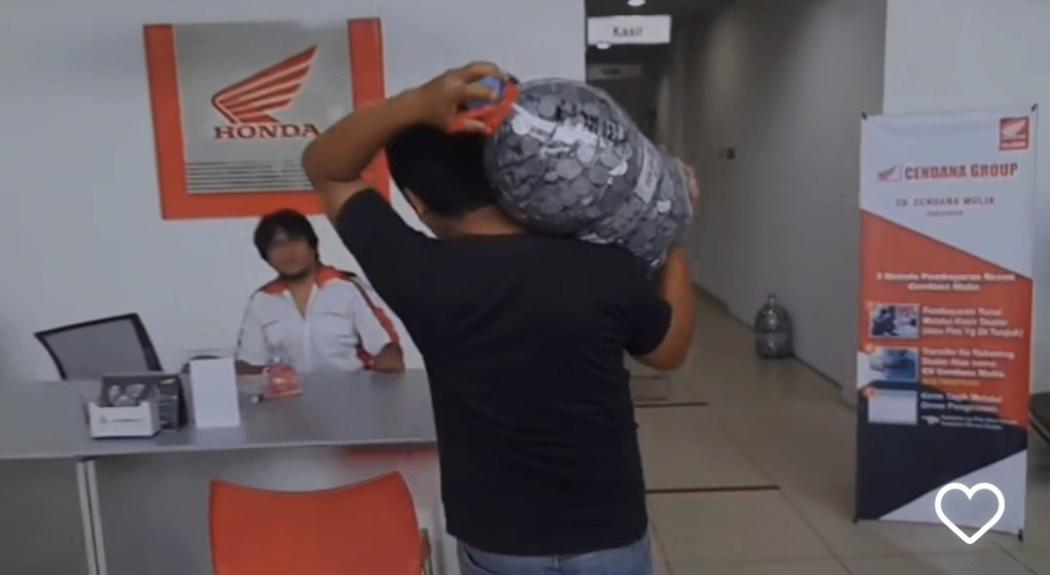 Viral Pedagang Plastik di Pasar Beli Motor Sport Pakai Uang Koin Sebanyak 3 Galon
