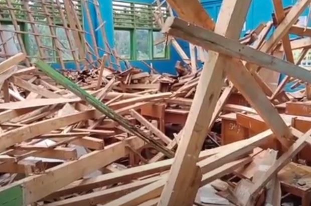Braak! Atap Ruang Kelas MTs di Ciherang Sumedang Ambruk, Puluhan Siswa Luka-Luka