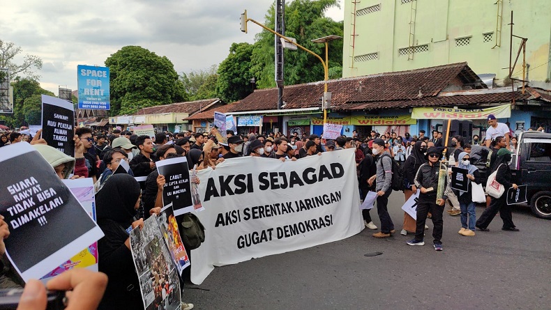 Demo Tuntut Jokowi Mundur, Ribuan Mahasiswa Jogja Penuhi Pertigaan Gejayan